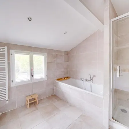 Maison Familiale Climatisee Avec Piscine Villa